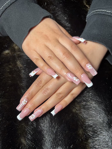 Adorné Nails