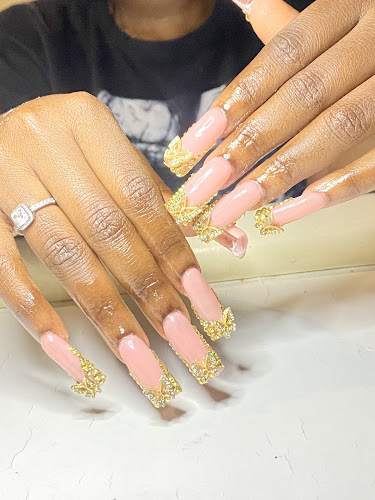 Crown me nails, nail salon in Leduc, Alberta
