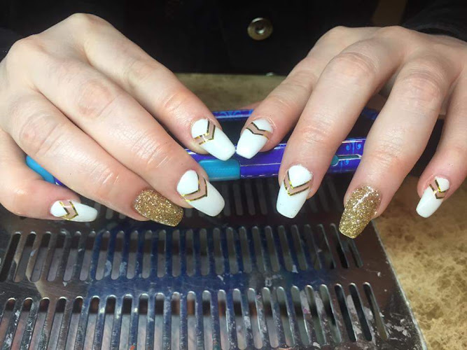 Glamorous Sculpture Gel Nails