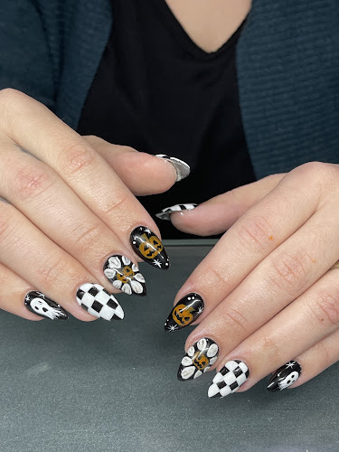 Gold Nails ( JJ Nails Care & Spa)