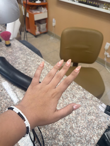 Hello Nails