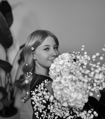 Little Blonde Beauty Bar