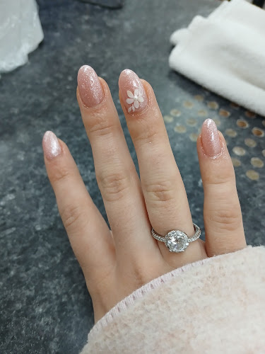 Modern Nails & Massage