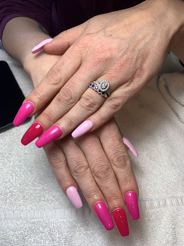 Oska Nails