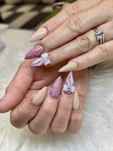 Q Nail Studio