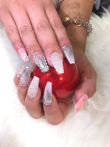 Q Nails Hamptons