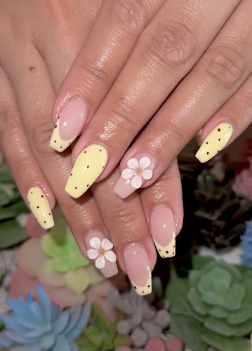 Victoria Huynh Nails & Lashes YYC