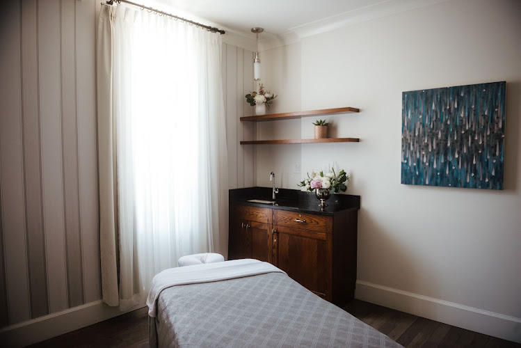 Aura Spa & Salon