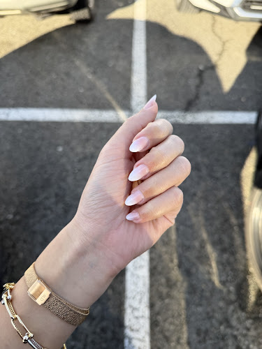 Beauty De La Vie Nails Salon