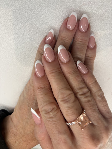 Champagne nail lounge
