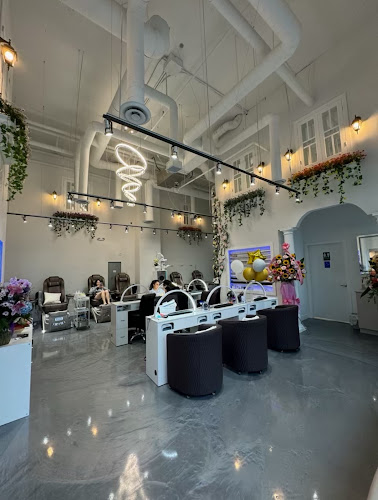 DL's Luxe Nail Salon