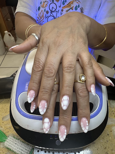 E B Nails Salon