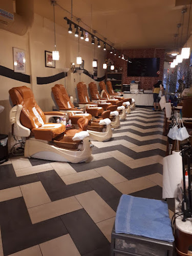 Gold Tip nail spa