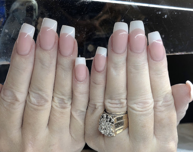 Lee Nails