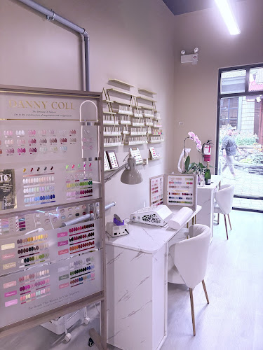 Whistler beauty bar / Beauty Salon & Nail Studio