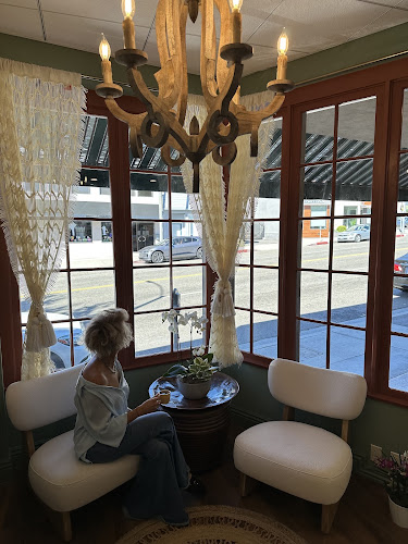 Amore Nail Lounge, nail salon in Montrose, California