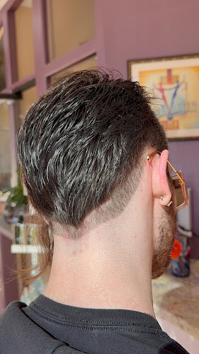 Che Bangs the Salon