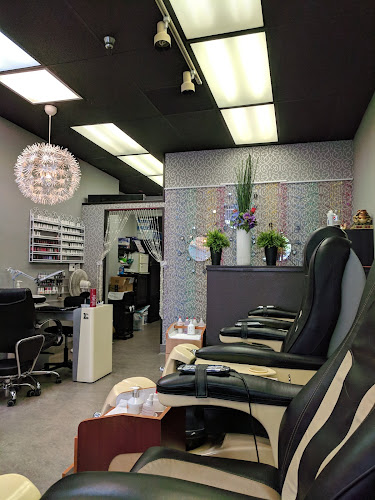 D T Hair & Nails, nail salon in Davis, California
