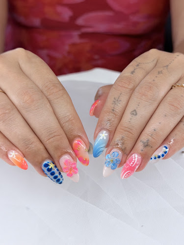 Daisies Nails Studio