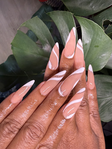 Deluxe nail lounge