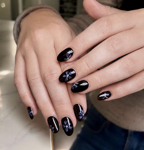Flora Blanc Nail & Lash Studio