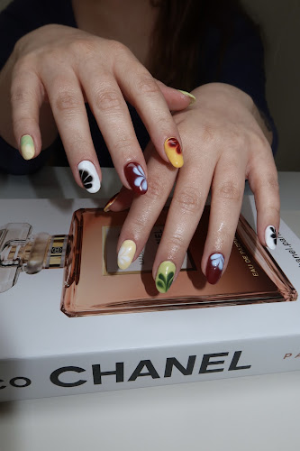 Glow Nails LA, nail salon in Reseda, California