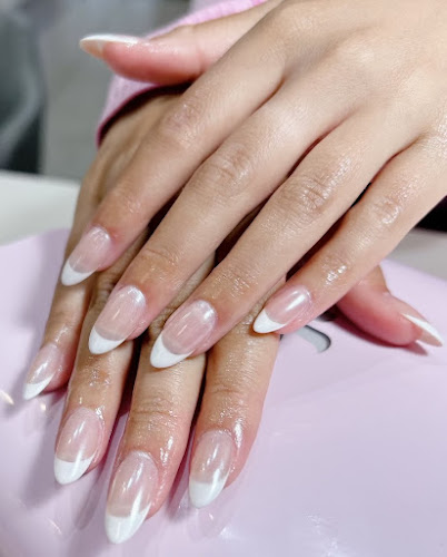 Holly and Hudson Nail Lounge of Manhattan Beach