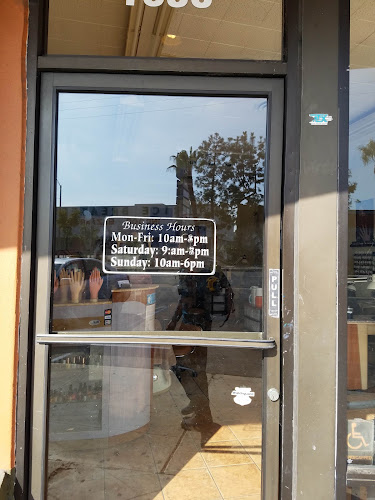 Hollywood Nails, nail salon in National City, California