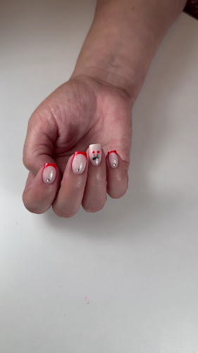 Julia Nails La