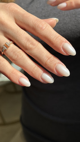 look at me (Russian Manicure and Lash Extensions)