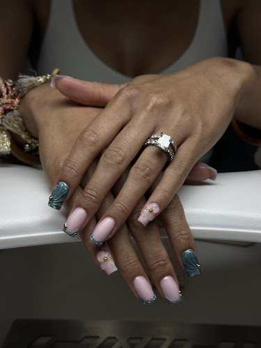 MANA BEAUTY LAB - Russian Manicure and lash extensions