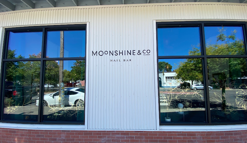 Moonshine & Co.