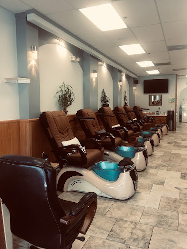 Nails 2000, nail salon in Woodland Hills, California
