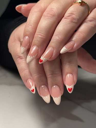 Nili Nail Lounge, nail salon in Woodland Hills, California