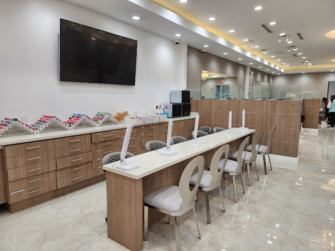 POLISH AVENUE MANI-PEDI