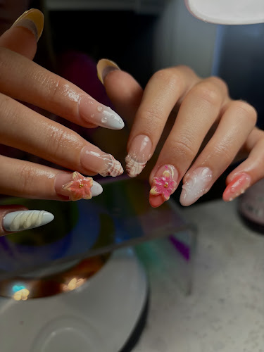 Poppy Nails