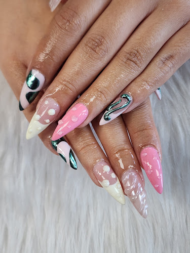 Q PRETTY NAILS