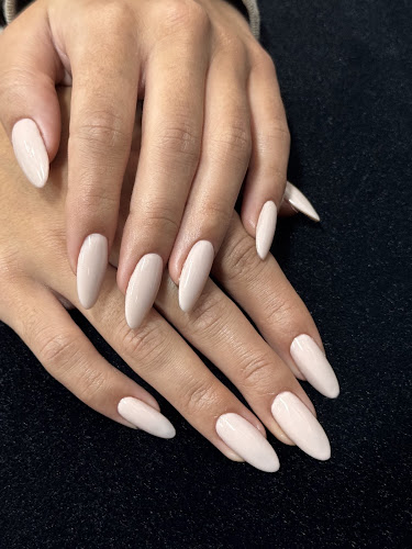 Queen Bee Nail Shop