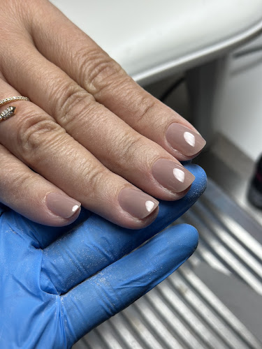 S lux Nails