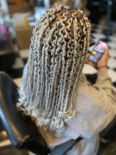 Turning Heads Barber Shop, Beauty & Nail Bar, nail salon in Bellflower, California