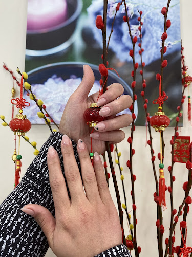 V Nails