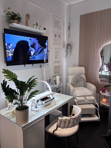 Valentina nails, nail salon in Encino, California