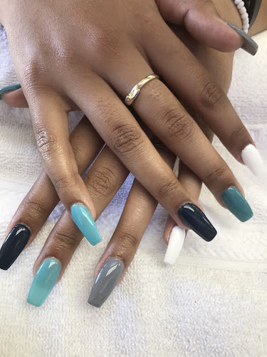 Vivian Nails