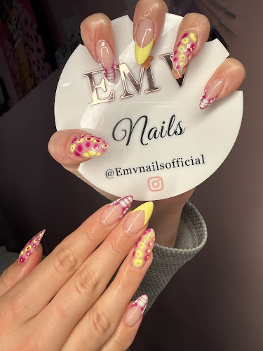 Em V Nails