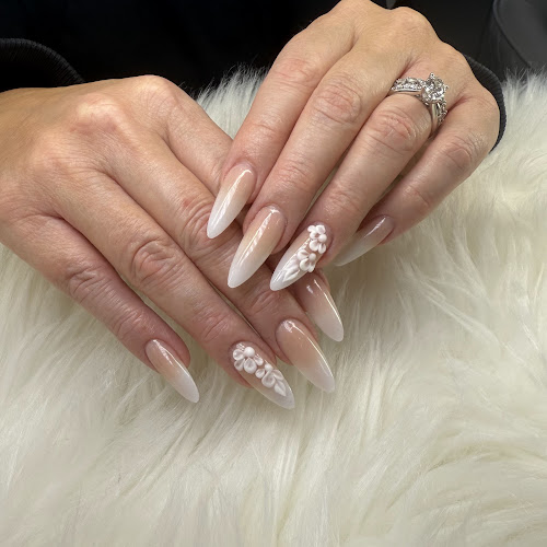 16 - Nails & Spa