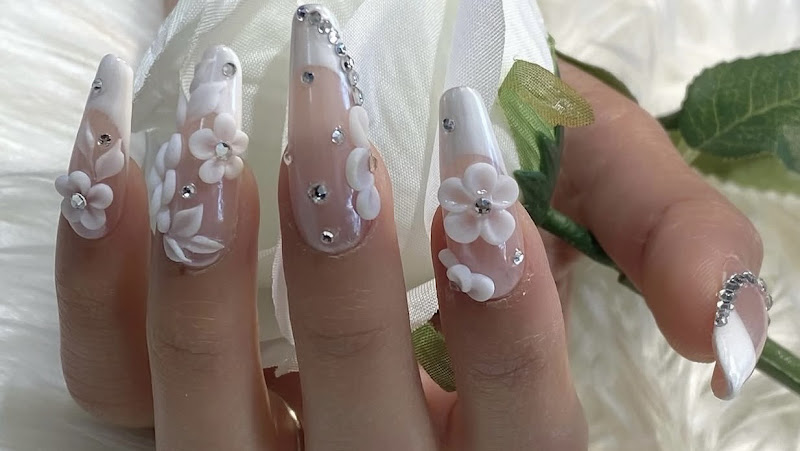 Bee-Zee Nails & Spa Lakeshore