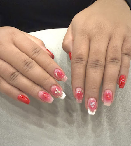 Central Nails