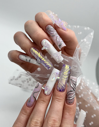 Closed Club | Russian Manicure & Gel Nail Extensions