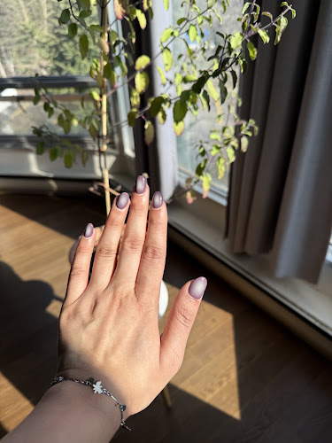 Deluxe Nails & Spa