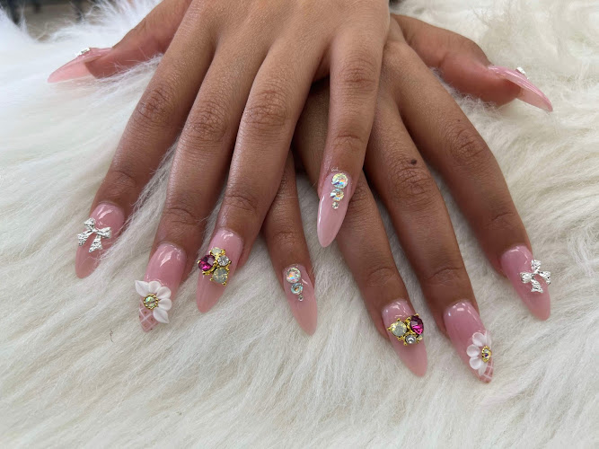 Deluxe Nails Spa Brampton